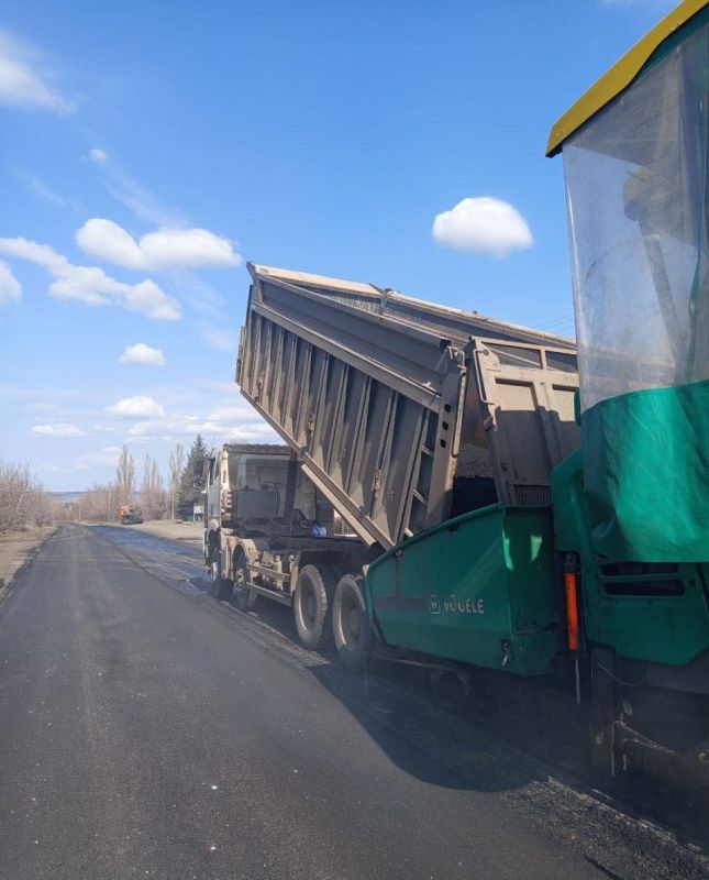 На улице Степной в Кировске продолжается укладка асфальта На улице Степной в Кировске продолжается укладка асфальта