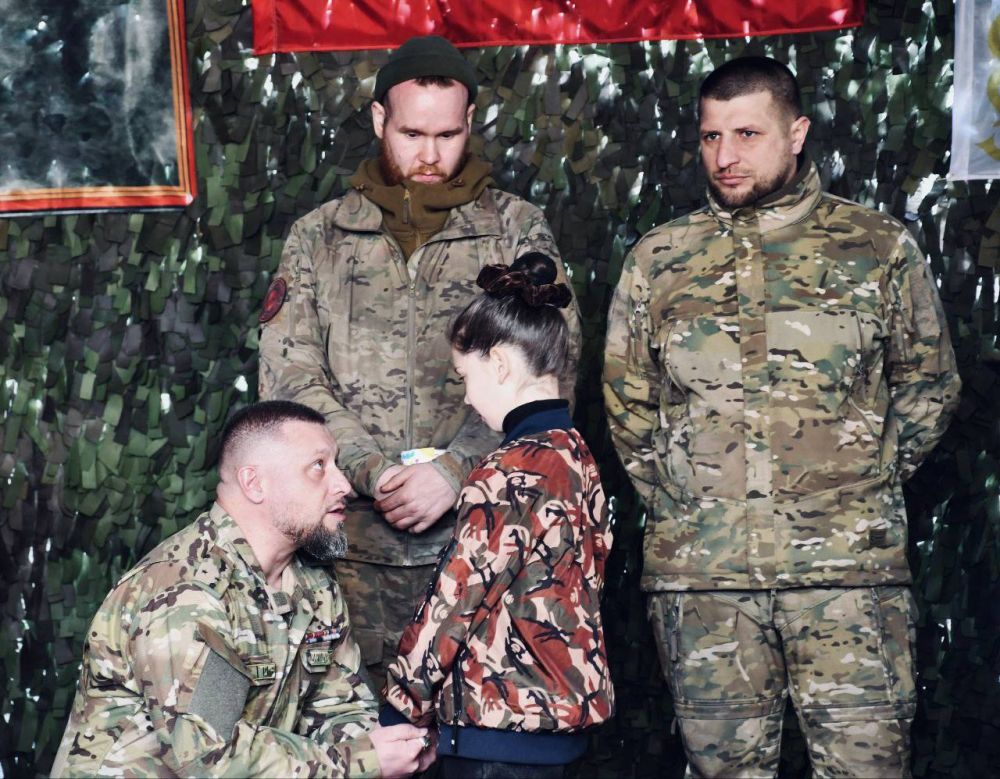 Сегодня один из госпиталей спецназа «Ахмат» и 4-й бригады 3-й армии посетила юная Виктория из Алчевска Сегодня один из госпиталей спецназа «Ахмат» и 4-й бригады 3-й армии посетила юная Виктория из Алчевска