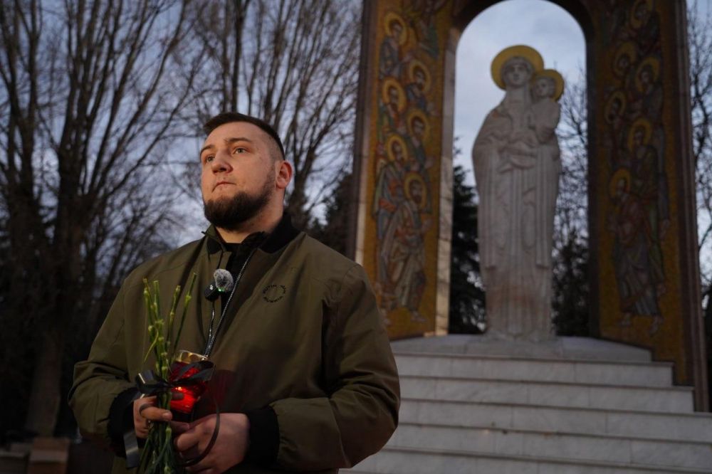 Молодёжь в Луганске почтила память жертв теракта в «Крокус Сити Холл» Молодёжь в Луганске почтила память жертв теракта в «Крокус Сити Холл»