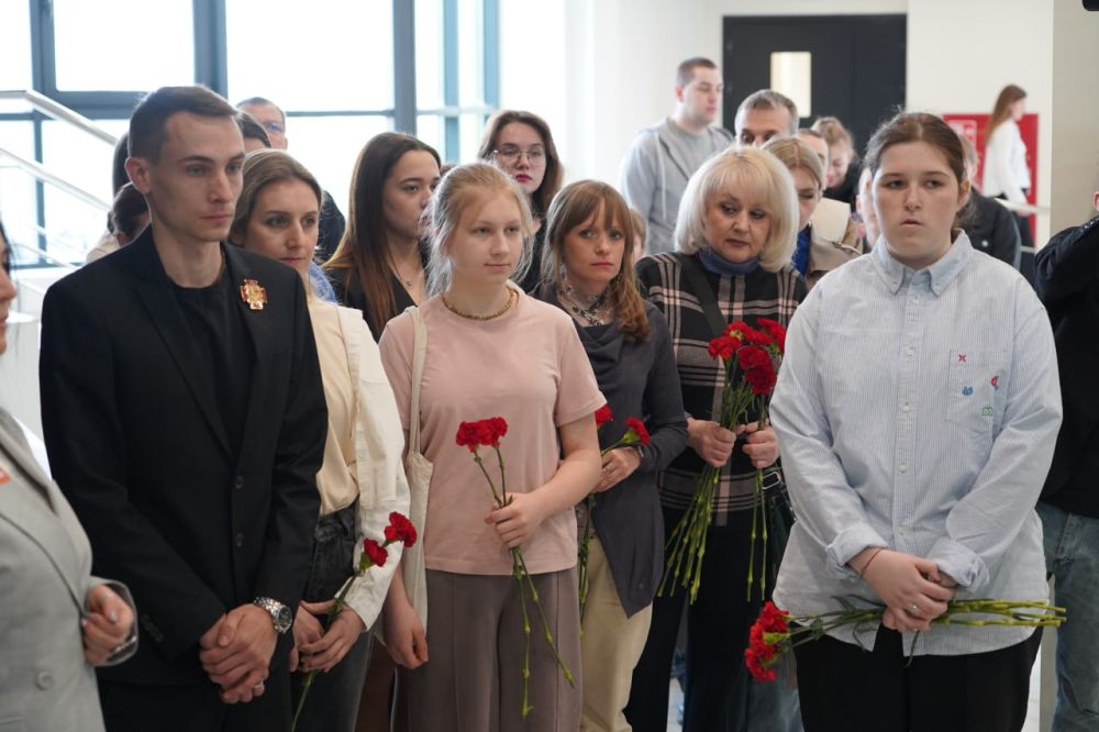 В память о волонтёрах. На стене памяти «И пусть поколения помнят...» в Доме молодёжи увековечили имена погибших волонтёров благотворительной организации «Пища Жизни – Донбасс» Кирилла Губарева и Максима Веровского В память о волонтёрах. На стене памяти «И пусть поколения помнят...» в Доме молодёжи увековечили имена погибших волонтёров благотворительной организации «Пища Жизни – Донбасс» Кирилла Губарева и Максима Веровского