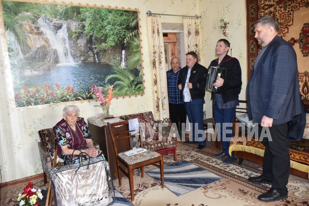 Глава Лутугинского округа Евгений Бондарь навестил Наталью Сергеевну Рубан, которой исполнилось 95 лет, и вручил имениннице персональное письмо с поздравлениями от Президента России Владимира Владимировича Путина Глава Лутугинского округа Евгений Бондарь навестил Наталью Сергеевну Рубан, которой исполнилось 95 лет, и вручил имениннице персональное письмо с поздравлениями от Президента России Владимира Владимировича Путина