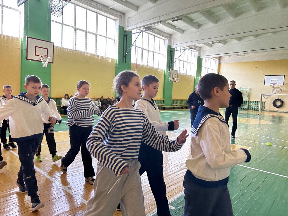 В Перевальске прошел муниципальный этап младшей возрастной группы Всероссийской военно-патриотической игры «Зарница 2.0» В Перевальске прошел муниципальный этап младшей возрастной группы Всероссийской военно-патриотической игры «Зарница 2.0»