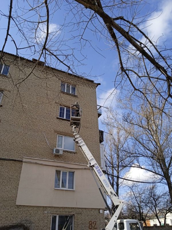 Работники муниципального унитарного предприятия "Ровеньковское жилищно-коммунальное предприятие" города Ровеньки начали работы по текущему ремонту шиферных кровель (отдельных мест покрытия) многоквартирных домов по улице... Работники муниципального унитарного предприятия "Ровеньковское жилищно-коммунальное предприятие" города Ровеньки начали работы по текущему ремонту шиферных кровель (отдельных мест покрытия) многоквартирных домов по улице...