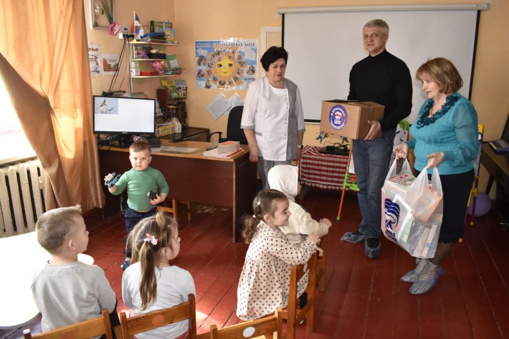 Активисты регионального отделения партии «Единая Россия» Брянской области передали в подшефную Брянку подарки для ее маленьких жителей Активисты регионального отделения партии «Единая Россия» Брянской области передали в подшефную Брянку подарки для ее маленьких жителей