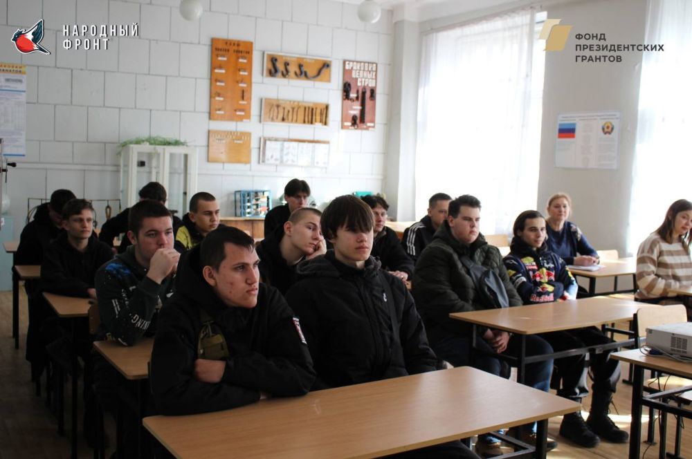 На днях представители Молодежки Народного Фронта посетили Луганский Технологический Колледж, чтобы рассказать студентам о своей деятельности и пригласить их присоединиться к команде На днях представители Молодежки Народного Фронта посетили Луганский Технологический Колледж, чтобы рассказать студентам о своей деятельности и пригласить их присоединиться к команде