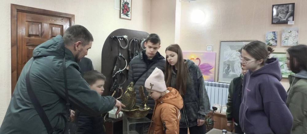 Во время весенних каникул учащиеся 8 В класса Ровеньковской школы №3 посетили филиал Народного клуба мастеров декоративно-прикладного и изобразительного искусства «Левша» в городе Ровеньки, известный как "Ровенецкая Слобода" Во время весенних каникул учащиеся 8 В класса Ровеньковской школы №3 посетили филиал Народного клуба мастеров декоративно-прикладного и изобразительного искусства «Левша» в городе Ровеньки, известный как "Ровенецкая Слобода"