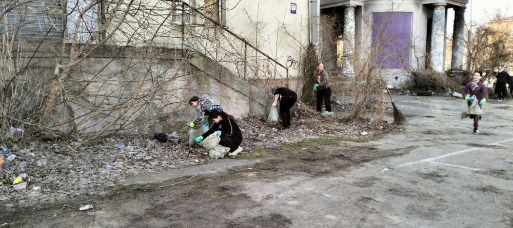 Прошел субботник по благоустройству территории на ул. Фрунзе,108 Прошел субботник по благоустройству территории на ул. Фрунзе,108
