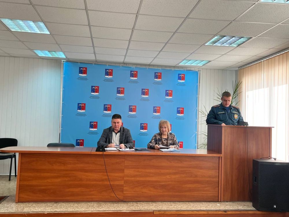 Альберт Зинченко: Сегодня совместно с председателем Совета Станично-Луганского муниципального округа Татьяной Пономаревой провели аппаратное совещание с руководителями структурных подразделений, учреждений и предприятий... Альберт Зинченко: Сегодня совместно с председателем Совета Станично-Луганского муниципального округа Татьяной Пономаревой провели аппаратное совещание с руководителями структурных подразделений, учреждений и предприятий...
