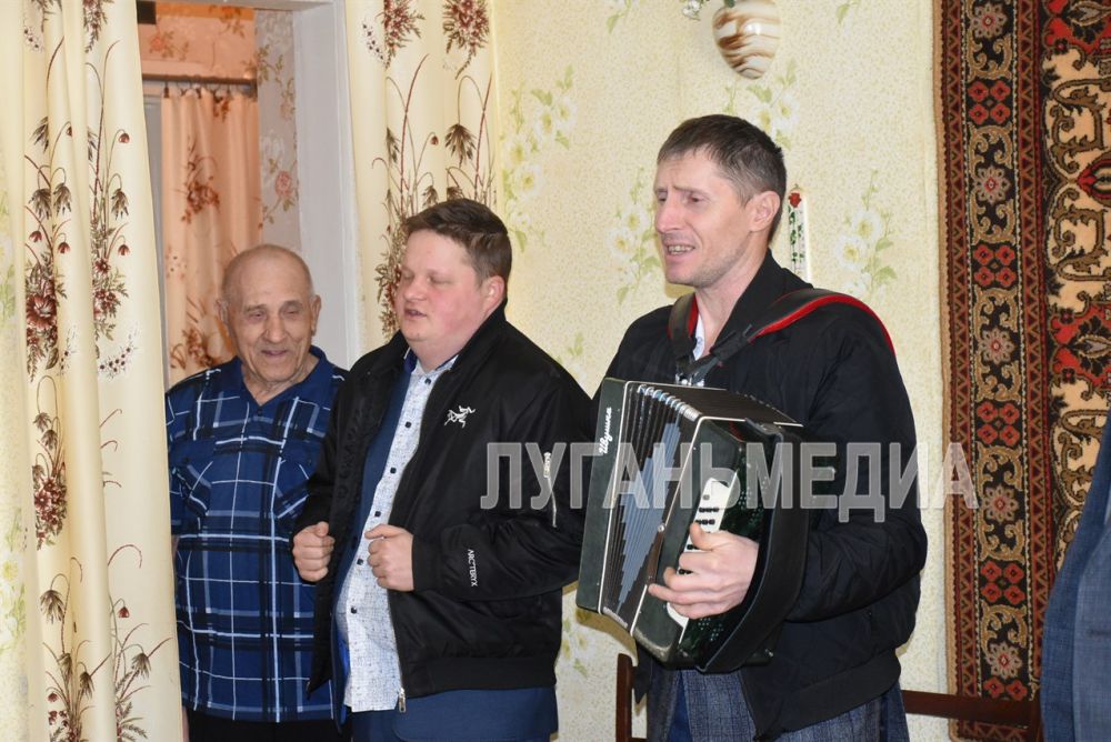 Глава Лутугинского округа Евгений Бондарь навестил Наталью Сергеевну Рубан, которой исполнилось 95 лет, и вручил имениннице персональное письмо с поздравлениями от Президента России Владимира Владимировича Путина Глава Лутугинского округа Евгений Бондарь навестил Наталью Сергеевну Рубан, которой исполнилось 95 лет, и вручил имениннице персональное письмо с поздравлениями от Президента России Владимира Владимировича Путина