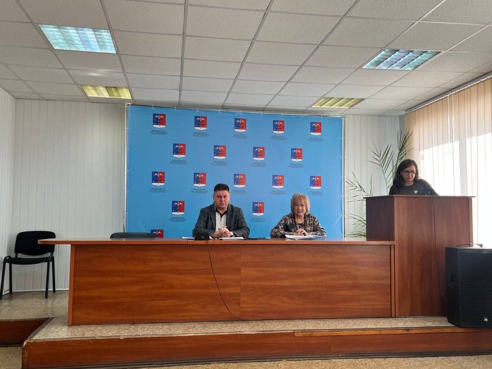 Альберт Зинченко: Сегодня совместно с председателем Совета Станично-Луганского муниципального округа Татьяной Пономаревой провели аппаратное совещание с руководителями структурных подразделений, учреждений и предприятий... Альберт Зинченко: Сегодня совместно с председателем Совета Станично-Луганского муниципального округа Татьяной Пономаревой провели аппаратное совещание с руководителями структурных подразделений, учреждений и предприятий...