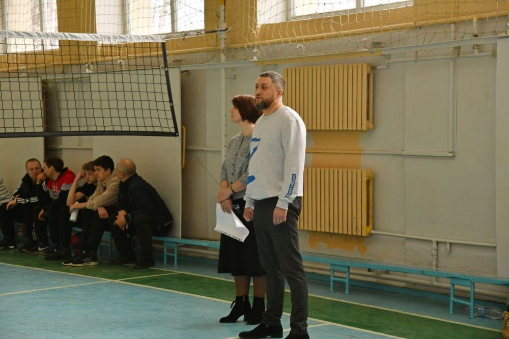 Юные волейболистки Свердловского округа сразились за первенство в лицее №1 Юные волейболистки Свердловского округа сразились за первенство в лицее №1