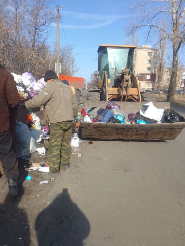 Работники муниципального унитарного предприятия "Ровеньковское жилищно-коммунальное предприятие" города Ровеньки начали работы по текущему ремонту шиферных кровель (отдельных мест покрытия) многоквартирных домов по улице... Работники муниципального унитарного предприятия "Ровеньковское жилищно-коммунальное предприятие" города Ровеньки начали работы по текущему ремонту шиферных кровель (отдельных мест покрытия) многоквартирных домов по улице...