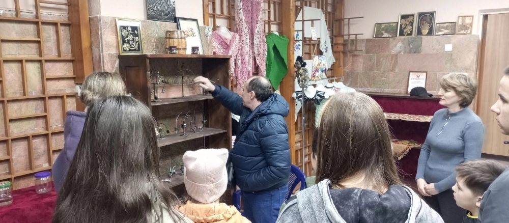 Во время весенних каникул учащиеся 8 В класса Ровеньковской школы №3 посетили филиал Народного клуба мастеров декоративно-прикладного и изобразительного искусства «Левша» в городе Ровеньки, известный как "Ровенецкая Слобода" Во время весенних каникул учащиеся 8 В класса Ровеньковской школы №3 посетили филиал Народного клуба мастеров декоративно-прикладного и изобразительного искусства «Левша» в городе Ровеньки, известный как "Ровенецкая Слобода"
