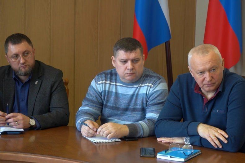 Первый заместитель Главы Администрации Свердловского муниципального округа Анатолий Мартынюк 24 марта провёл аппаратное совещание Первый заместитель Главы Администрации Свердловского муниципального округа Анатолий Мартынюк 24 марта провёл аппаратное совещание