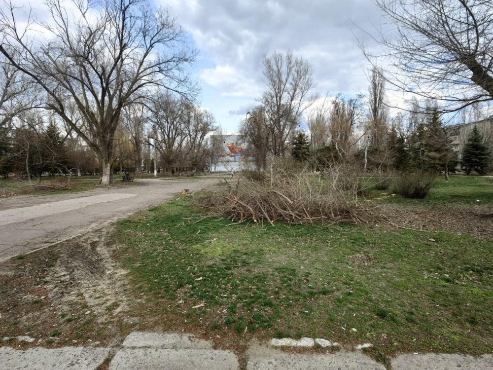 В городе Рубежное сотрудники МУП «ДЭП города Рубежное» активно занимаются благоустройством территории В городе Рубежное сотрудники МУП «ДЭП города Рубежное» активно занимаются благоустройством территории