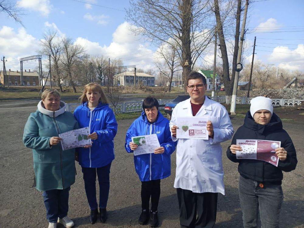 Сотрудники отдела жизнеобеспечения пгт Новодарьевка Администрации городского округа город Ровеньки, совместно с активистами первичного отделения Всероссийской политической партии «Единая Россия» № 11 пгт Новодарьевка города... Сотрудники отдела жизнеобеспечения пгт Новодарьевка Администрации городского округа город Ровеньки, совместно с активистами первичного отделения Всероссийской политической партии «Единая Россия» № 11 пгт Новодарьевка города...