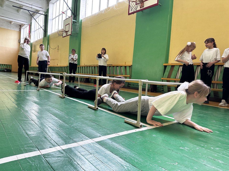 В Перевальске прошел муниципальный этап младшей возрастной группы Всероссийской военно-патриотической игры «Зарница 2.0» В Перевальске прошел муниципальный этап младшей возрастной группы Всероссийской военно-патриотической игры «Зарница 2.0»
