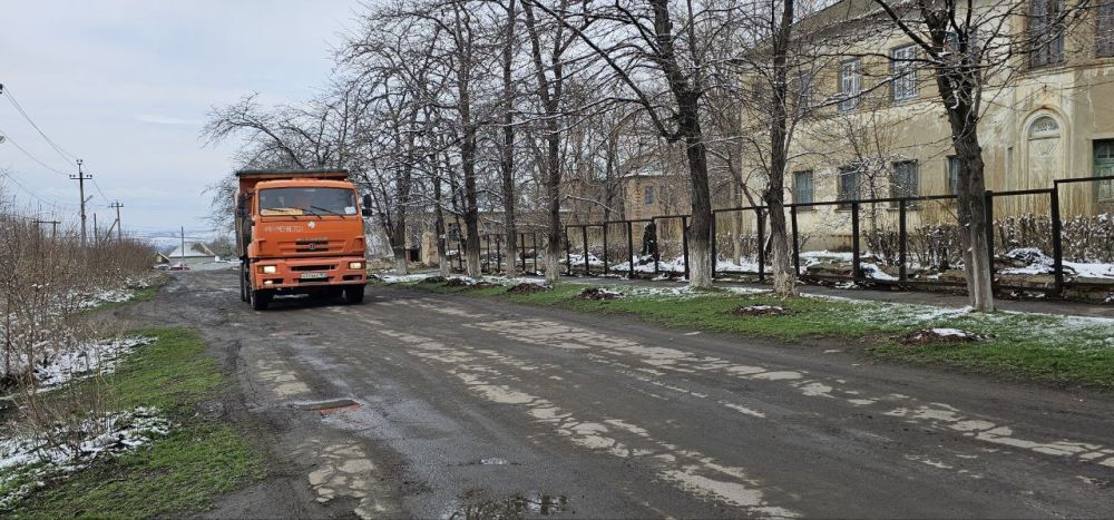 В городе Вахрушево сотрудники отдела жизнеобеспечения совместно с работниками МУП «ДЭРСУ» и неравнодушными предпринимателями города организовали работы по засыпке ям и выравниванию дорожного покрытия по улице... В городе Вахрушево сотрудники отдела жизнеобеспечения совместно с работниками МУП «ДЭРСУ» и неравнодушными предпринимателями города организовали работы по засыпке ям и выравниванию дорожного покрытия по улице...