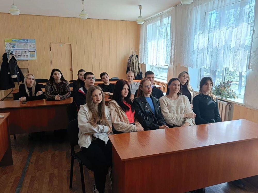 Андрей Рубанцов: В Ровеньковском технико-экономическом колледже прошел телемост с Воркутинским арктическим горно-политехническим колледжем Андрей Рубанцов: В Ровеньковском технико-экономическом колледже прошел телемост с Воркутинским арктическим горно-политехническим колледжем