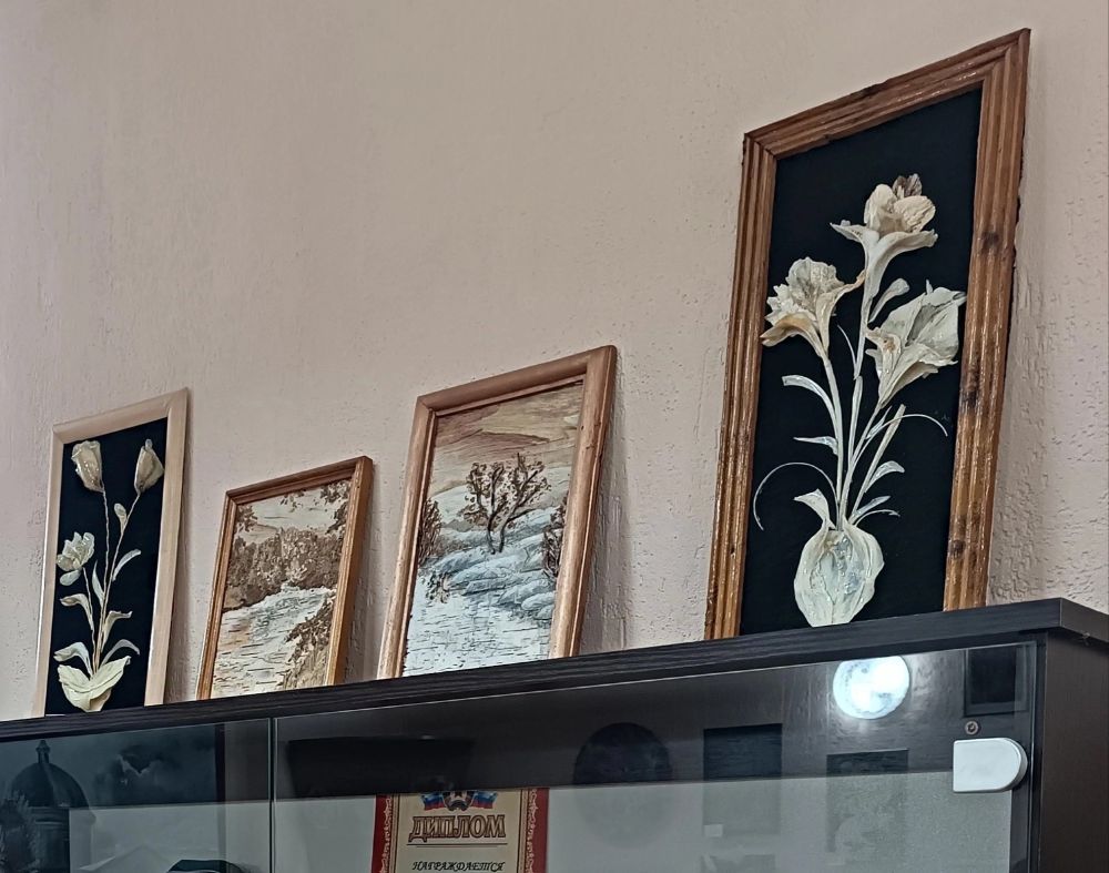 Во время весенних каникул учащиеся 8 В класса Ровеньковской школы №3 посетили филиал Народного клуба мастеров декоративно-прикладного и изобразительного искусства «Левша» в городе Ровеньки, известный как "Ровенецкая Слобода" Во время весенних каникул учащиеся 8 В класса Ровеньковской школы №3 посетили филиал Народного клуба мастеров декоративно-прикладного и изобразительного искусства «Левша» в городе Ровеньки, известный как "Ровенецкая Слобода"