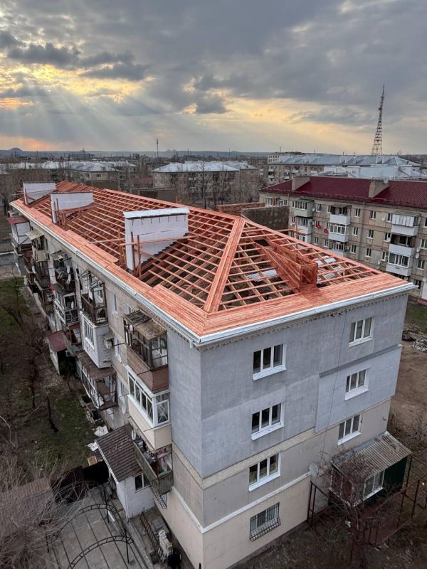 Прикамские строители ремонтируют кровлю многоэтажки в Северодонецке ЛНР Прикамские строители ремонтируют кровлю многоэтажки в Северодонецке ЛНР