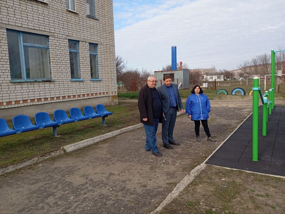 «Безопасные дороги»: Единороссы проверили безопасность пешеходного перехода у Рыбянцевской школы в Новопскове «Безопасные дороги»: Единороссы проверили безопасность пешеходного перехода у Рыбянцевской школы в Новопскове