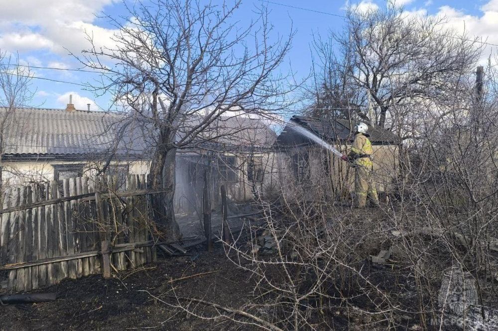 Из-за разведения костра в ветреную погоду огонь перекинулся на нежилой дом в Свердловске Из-за разведения костра в ветреную погоду огонь перекинулся на нежилой дом в Свердловске