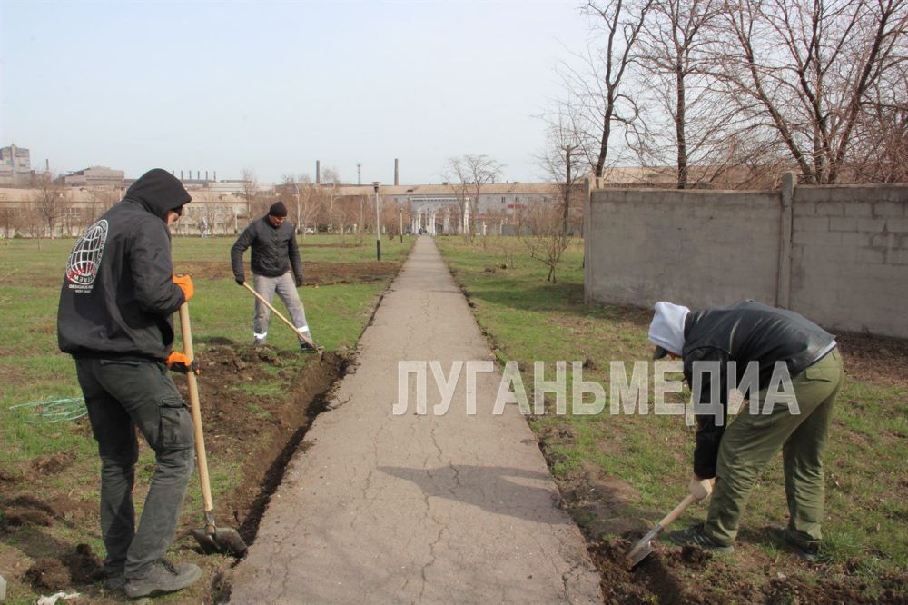 В рамках подготовки к празднованию 80-летия Великой Победы в Алчевске продолжаются работы по ремонту и благоустройству Сквера Доблести и Славы В рамках подготовки к празднованию 80-летия Великой Победы в Алчевске продолжаются работы по ремонту и благоустройству Сквера Доблести и Славы