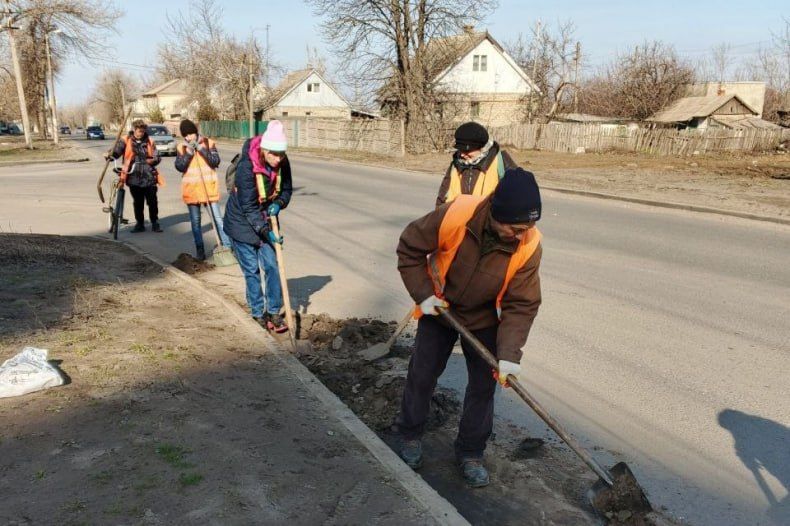 Свердловские коммунальщики приступили к уборке наносного грунта с дорожного покрытия Свердловские коммунальщики приступили к уборке наносного грунта с дорожного покрытия