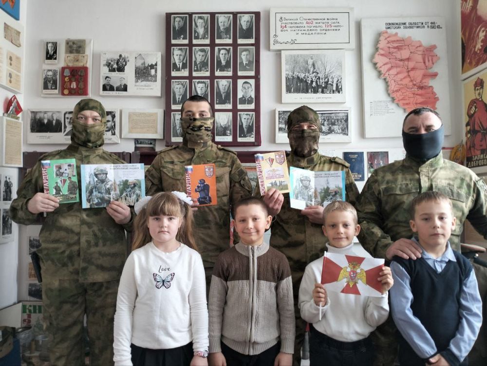 "Слава защитникам Отечества!" "Слава защитникам Отечества!"