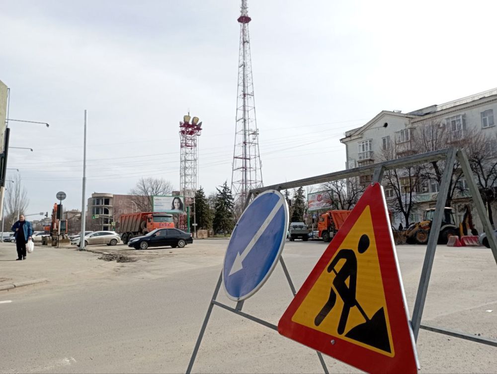 Коммунальщики уже начали реконструкцию улицы Коцюбинского в Луганске Коммунальщики уже начали реконструкцию улицы Коцюбинского в Луганске