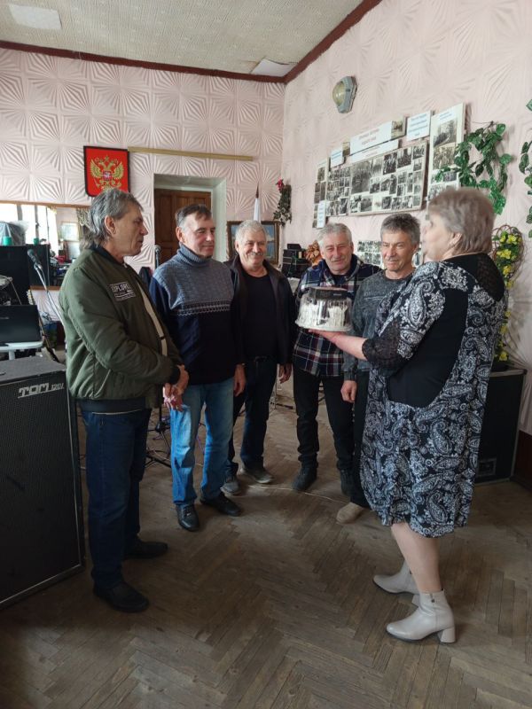 25 марта в День работников культуры депутаты Совета городского округа Ольга Хисматулина и Алла Алферова поздравили коллективы клубов жилмассива Криворожье и пгт 25 марта в День работников культуры депутаты Совета городского округа Ольга Хисматулина и Алла Алферова поздравили коллективы клубов жилмассива Криворожье и пгт