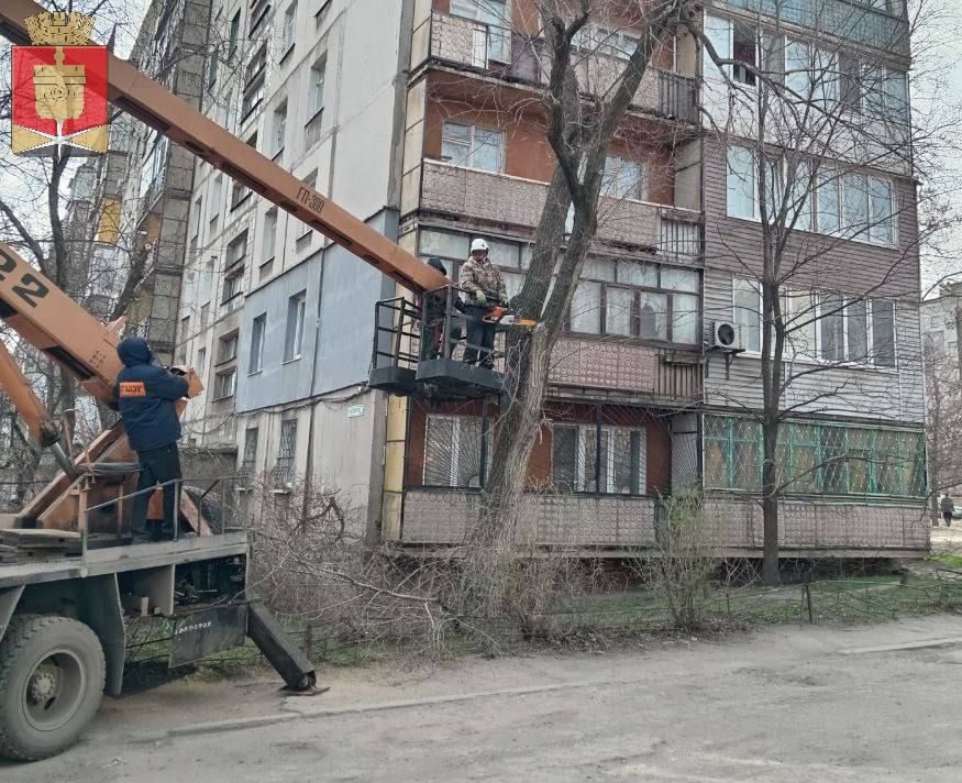 Коммунальные службы проводят работы на территории города Коммунальные службы проводят работы на территории города