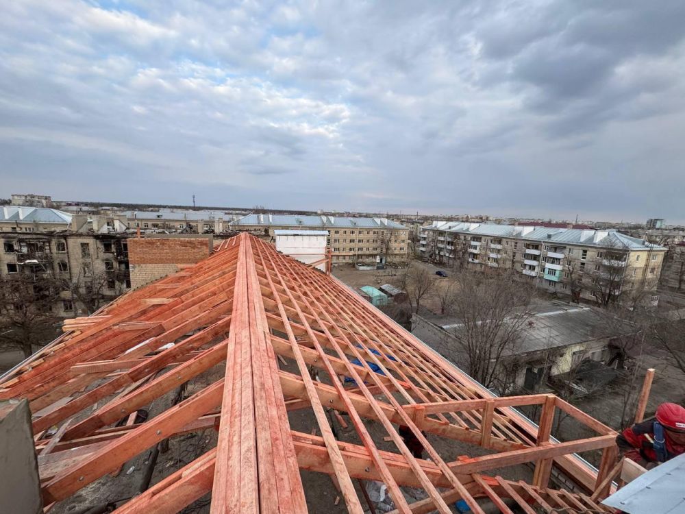 Прикамские строители ремонтируют кровлю многоэтажки в Северодонецке ЛНР Прикамские строители ремонтируют кровлю многоэтажки в Северодонецке ЛНР