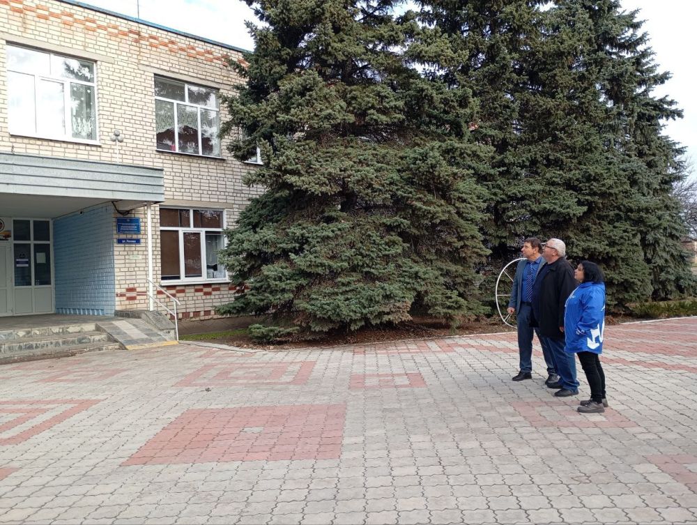 «Безопасные дороги»: Единороссы проверили безопасность пешеходного перехода у Рыбянцевской школы в Новопскове «Безопасные дороги»: Единороссы проверили безопасность пешеходного перехода у Рыбянцевской школы в Новопскове