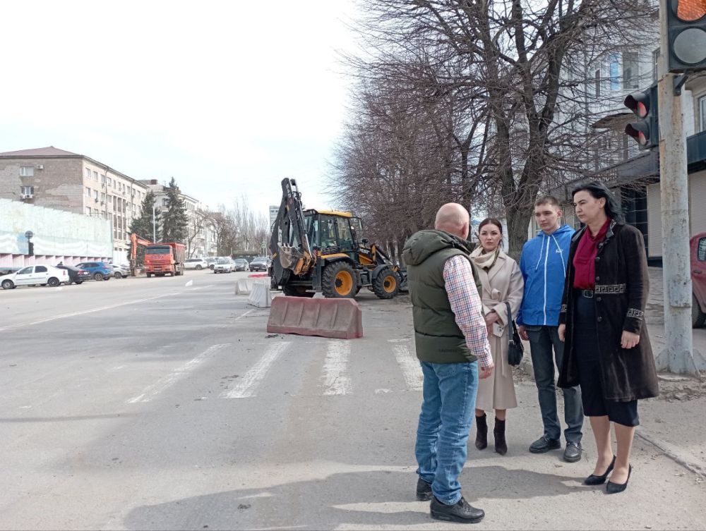 Коммунальщики уже начали реконструкцию улицы Коцюбинского в Луганске Коммунальщики уже начали реконструкцию улицы Коцюбинского в Луганске