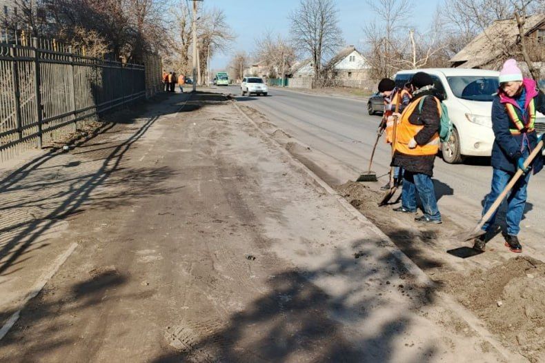 Свердловские коммунальщики приступили к уборке наносного грунта с дорожного покрытия Свердловские коммунальщики приступили к уборке наносного грунта с дорожного покрытия