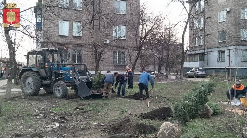 Коммунальные службы проводят работы на территории города Коммунальные службы проводят работы на территории города