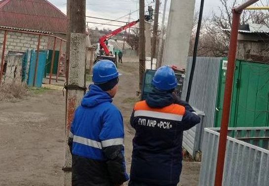 В Михайловке энергетики заменили восемь опор и 650 метров устаревшего провода на новый изолированный В Михайловке энергетики заменили восемь опор и 650 метров устаревшего провода на новый изолированный