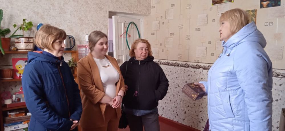 25 марта в День работников культуры депутаты Совета городского округа Ольга Хисматулина и Алла Алферова поздравили коллективы клубов жилмассива Криворожье и пгт 25 марта в День работников культуры депутаты Совета городского округа Ольга Хисматулина и Алла Алферова поздравили коллективы клубов жилмассива Криворожье и пгт