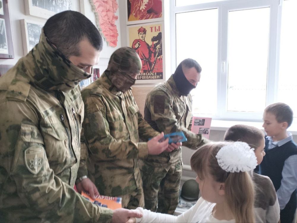 "Слава защитникам Отечества!" "Слава защитникам Отечества!"