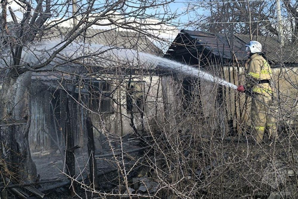 Из-за разведения костра в ветреную погоду огонь перекинулся на нежилой дом в Свердловске Из-за разведения костра в ветреную погоду огонь перекинулся на нежилой дом в Свердловске