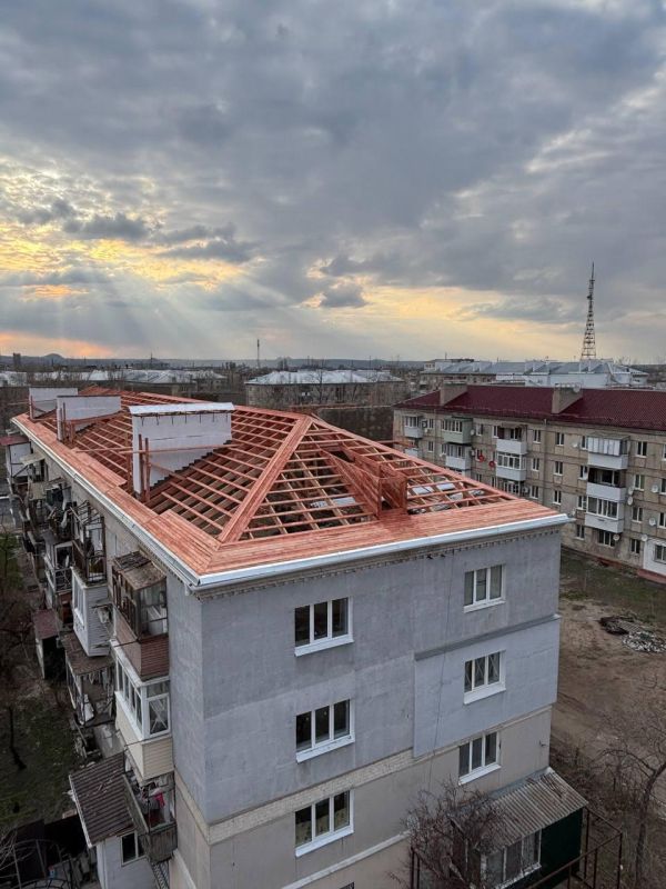 Прикамские строители ремонтируют кровлю многоэтажки в Северодонецке ЛНР Прикамские строители ремонтируют кровлю многоэтажки в Северодонецке ЛНР