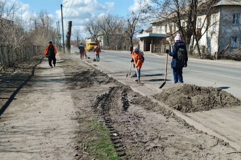 Свердловские коммунальщики приступили к уборке наносного грунта с дорожного покрытия Свердловские коммунальщики приступили к уборке наносного грунта с дорожного покрытия