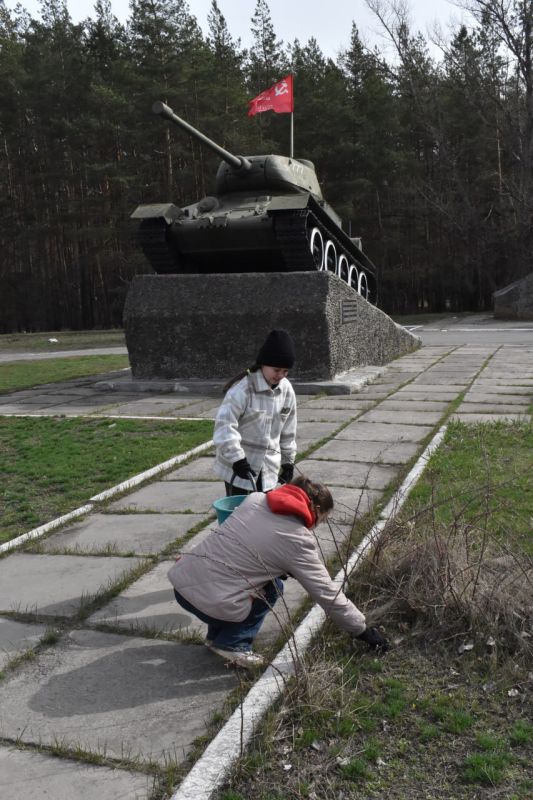 Владимир Чернев: 25 марта 2025 года, воспитанники и сотрудники ГБУДО ЛНР «Детско-юношеский клуб «Орленок» провели важную и значимую акцию по благоустройству территории Мемориала Великой Отечественной войны и памятника... Владимир Чернев: 25 марта 2025 года, воспитанники и сотрудники ГБУДО ЛНР «Детско-юношеский клуб «Орленок» провели важную и значимую акцию по благоустройству территории Мемориала Великой Отечественной войны и памятника...