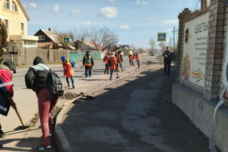 Свердловские коммунальщики приступили к уборке наносного грунта с дорожного покрытия Свердловские коммунальщики приступили к уборке наносного грунта с дорожного покрытия