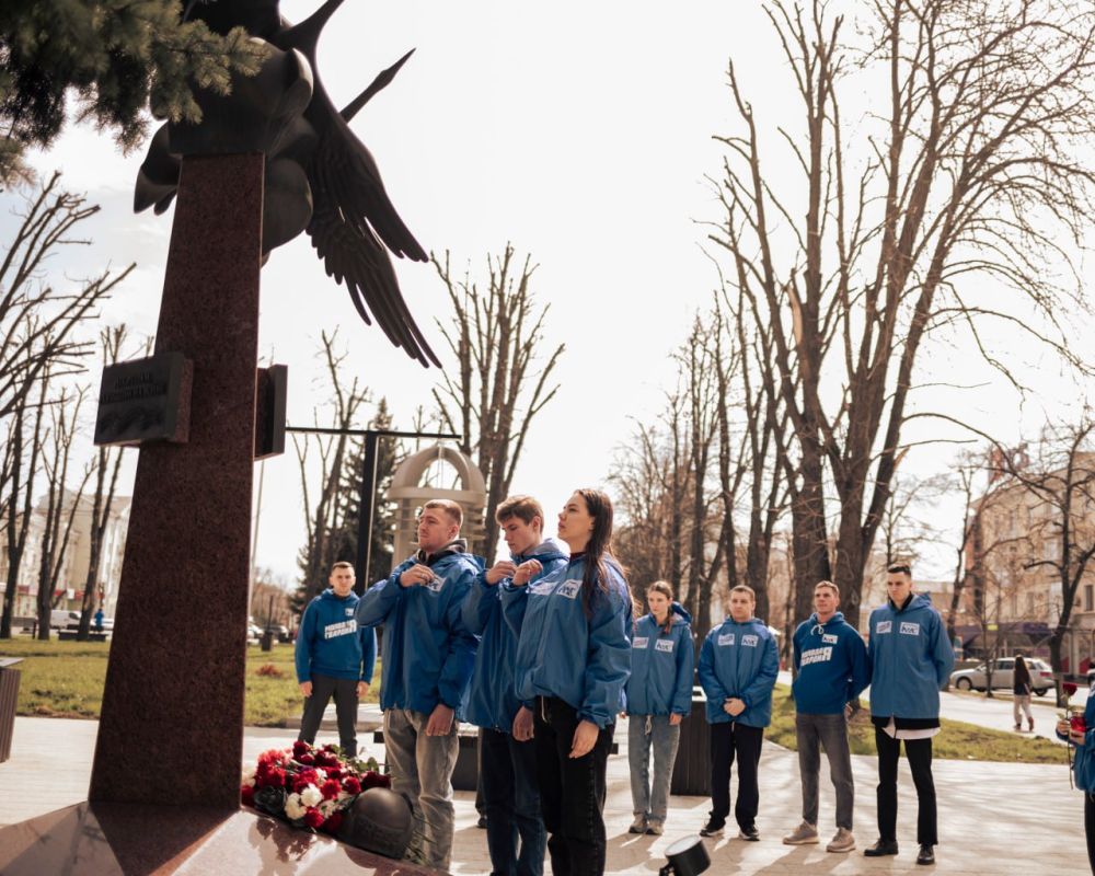 Молодая Гвардия почтила память погибших журналистов Молодая Гвардия почтила память погибших журналистов