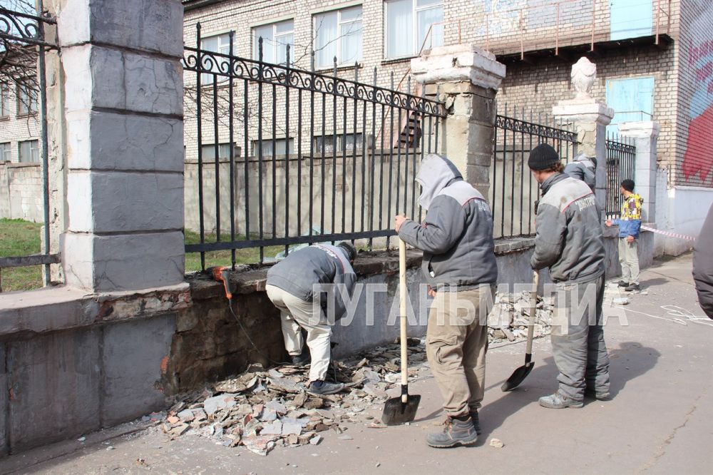 В рамках подготовки к празднованию 80-летия Великой Победы в Алчевске продолжаются работы по ремонту и благоустройству Сквера Доблести и Славы В рамках подготовки к празднованию 80-летия Великой Победы в Алчевске продолжаются работы по ремонту и благоустройству Сквера Доблести и Славы