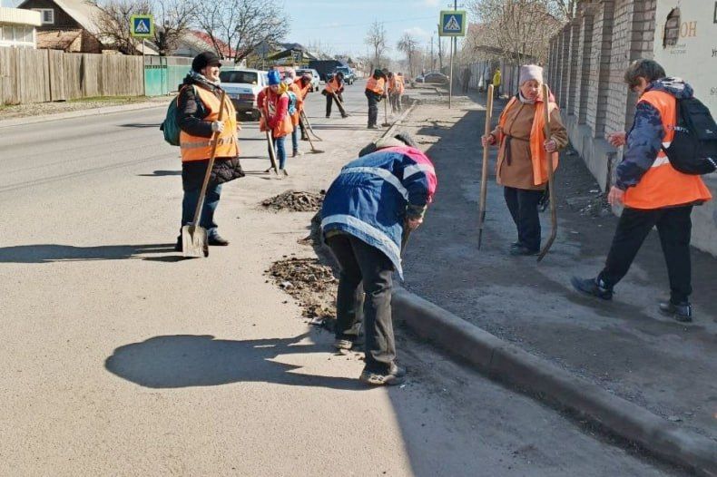 Свердловские коммунальщики приступили к уборке наносного грунта с дорожного покрытия Свердловские коммунальщики приступили к уборке наносного грунта с дорожного покрытия