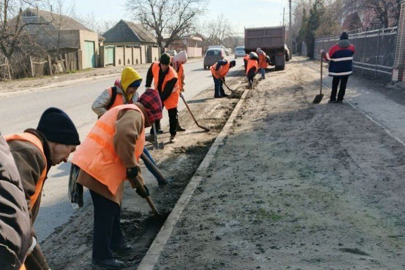 Свердловские коммунальщики приступили к уборке наносного грунта с дорожного покрытия Свердловские коммунальщики приступили к уборке наносного грунта с дорожного покрытия